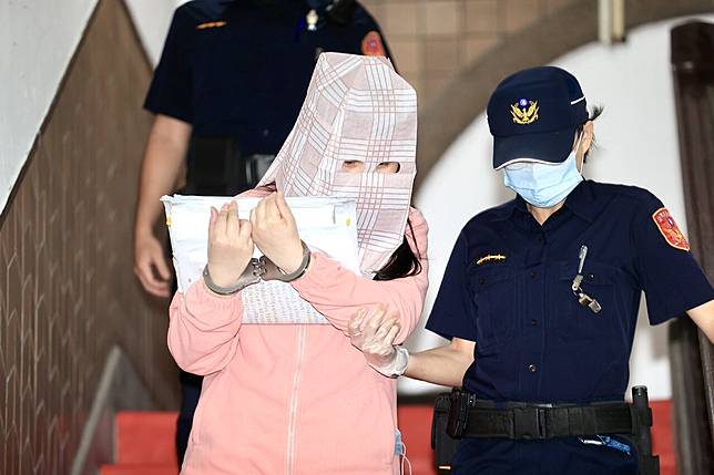 女房東張淑晶今被提解至台灣高等法院開庭，頭戴粉紅格紋「頭套」，不想被媒體拍到臉部。記者余承翰／攝影