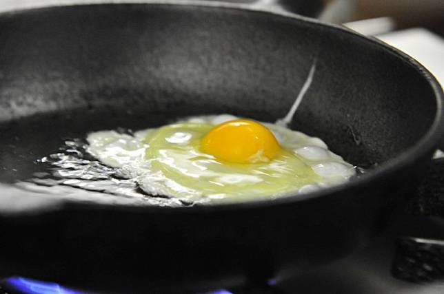 搜狐美食專欄《小乾倩倩的遊戲的美食》指出，荷包蛋在「這時機」起鍋最完美，不僅口感鮮嫩，還會讓你欲罷不能！（圖／取自pixabay）