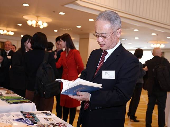 A guest reads the &ldquo;Promoting the Development and Progress of Human Civilization through Exchange and Mutual Learning&rdquo; report released by the National High-Level Think Tank of the Xinhua News Agency in Tokyo, Japan, on Feb. 18, 2025. (Xinhua/Jia Haocheng)