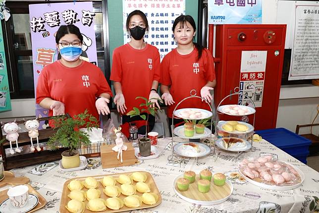 南投縣政府舉辦國中技藝教育競賽成果展，學生展示各種烘焙點心。（記者劉晴文攝）