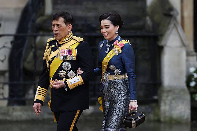 泰國國王拉瑪十世（Rama X）瓦吉拉隆功（Maha Vajiralongkorn）偕同王后蘇堤達（Suthida）出席英王加冕儀式。（路透社）