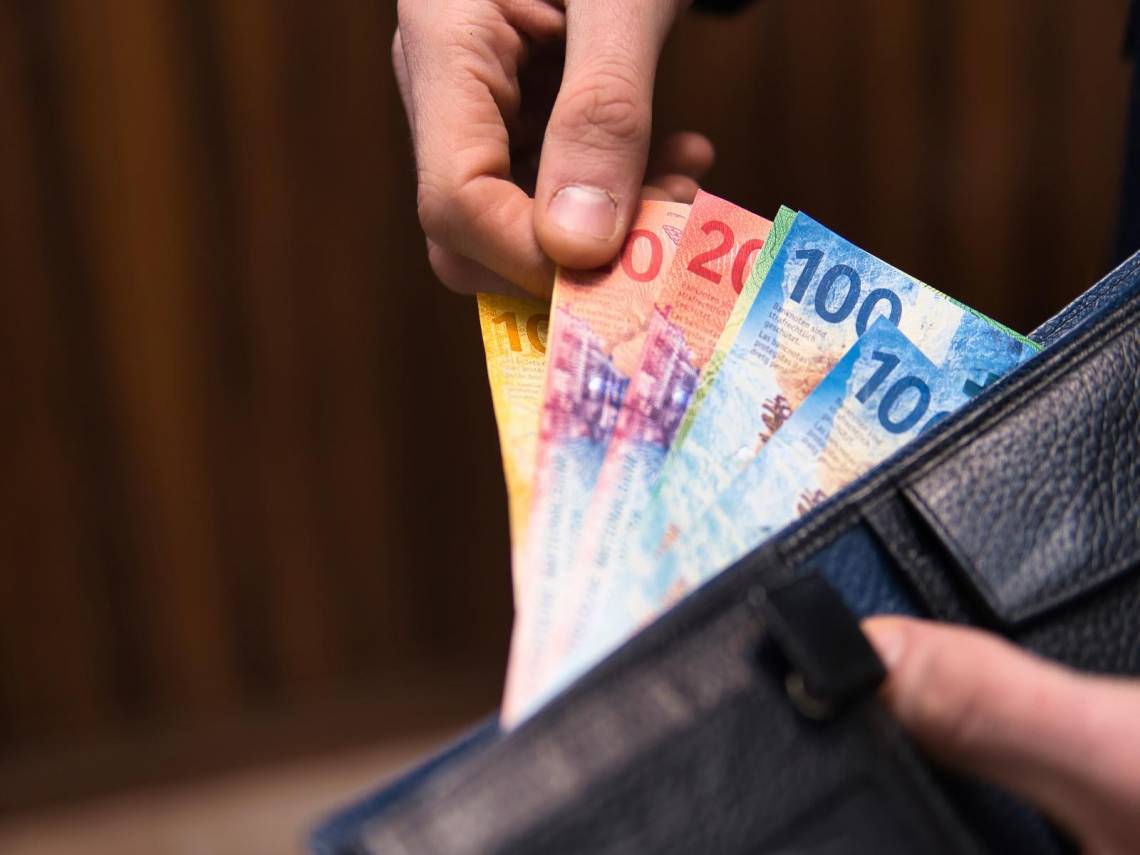 瑞信員工狂打電話找工作，職位重疊恐爆裁員潮...瑞士政府出手的代價：每位國民得分擔41萬| 今周刊| LINE TODAY