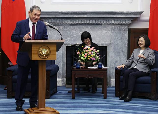 總統蔡英文（右）二日接見英國工黨國會議員訪團，梁辛尼勛爵（左）提到台灣噶瑪蘭威士忌。（中央社）