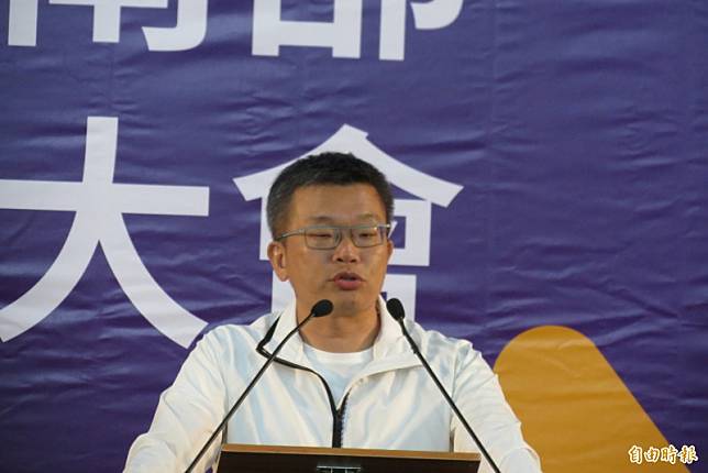 [蔡其昌說，盧秀燕遲至近日才接韓國瑜中市競總主委，因兩人皆是民調倒數市長，社會觀感不好(記者蘇金鳳攝)