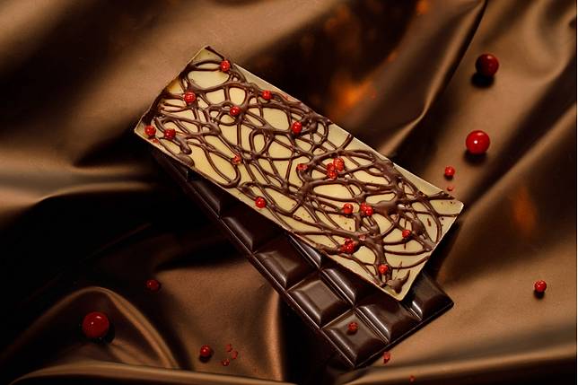 令評審團驚豔的「百香果粉紅胡椒」三重奏，在黑巧克力Bar的Combination chocolate bars with inclusions or pieces品類中獲頒金牌與產品配方的特別獎！(圖片提供/Q sweet)