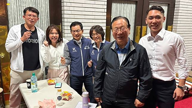 國民黨、民眾黨立委在議場外守夜，力拚在週五院會上將國會改革五法三讀通過。陳祖傑攝。