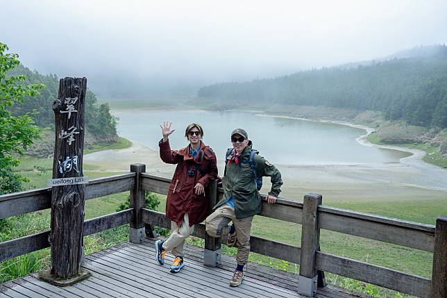 陳柏霖(左)、具俊曄(右)抵達宜蘭太平山翠峰湖。（圖／灰魚影像）