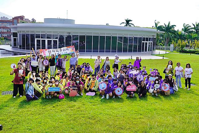 今年新北女孩日，邀請淡水國中、正德國中和金陵女中學生，走讀淡水女路，出發前大合影。（新北市社會局提供）