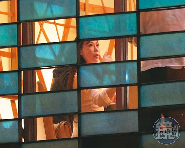 李雅楹進入包廂之後，就坐在宣昶有身邊。