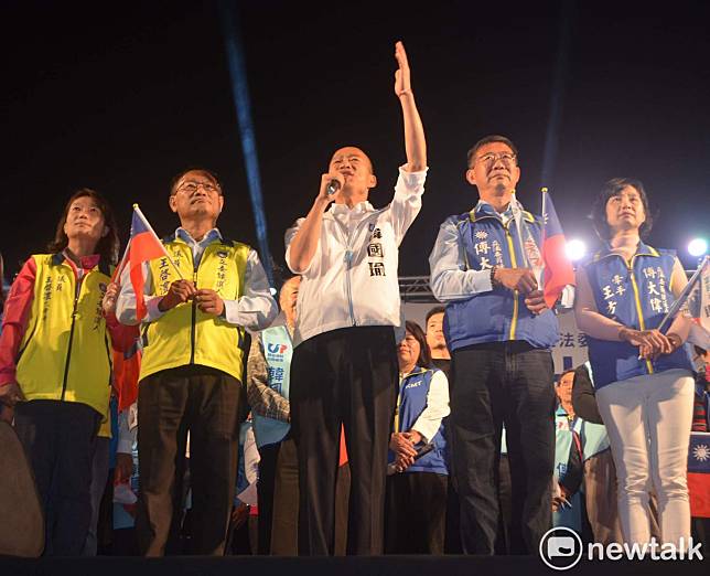韓國瑜今晚在嘉義市造勢，呼籲支持者團結，用選票讓國民黨贏回政權。   圖：蔡坤龍/攝