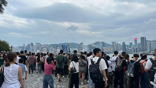 尖沙咀海旁下午約4時已有大批市民在場等候煙花匯演　歐朗欣攝