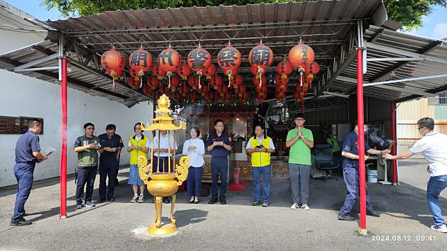 屏東縣長周春米視察潮州警分局，也前往全國唯一的警察廟上香，祈求縣政平安順利。（記者鄭伯勝翻攝）