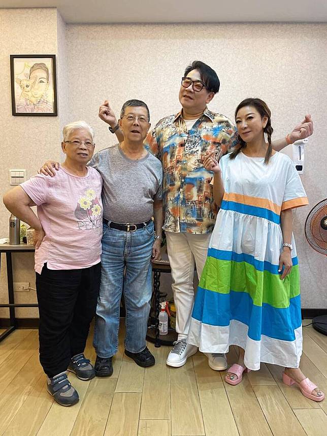 楊繡惠(右)po出白雲(右2)與她和她父母的合照。(翻攝自臉書)