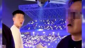 蔣姓男子將場管搧巴掌，場管被這麼一擊，整個人出鏡。一旁白衣男嚇一大跳。取自記者爆料網/LEO Tseng上傳/原始出處Threads@huhu_artnhandmade