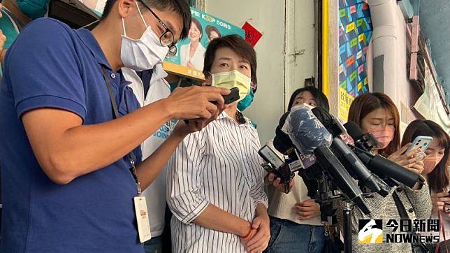 台北市長參選人黃珊珊27日表示，周玉蔻烏龍爆料的行為，比謀財害命更嚴重。