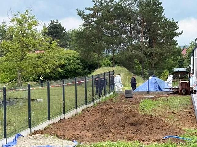 一對新婚夫妻在整修新居車道時，意外挖出至少29具未出生胎兒的遺骸與大量醫療廢棄物，警方隨後迅速逮捕身為病理學家的前屋主。（翻攝自Laskar Media）