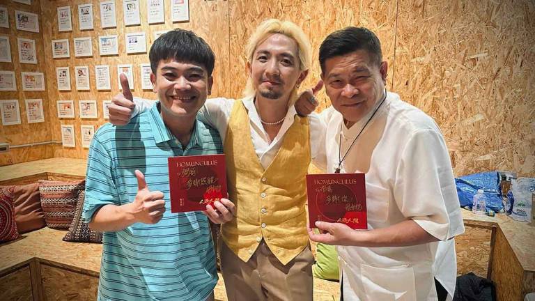 周自從〈賭未來〉MV 拍出人生中最真實的「賭注」！澎恰恰盲眼教主氣場全開 | MTV 娛樂台 | LINE TODAY