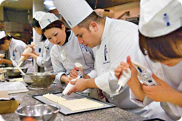 製作糕點——「Muse半天」烹飪課程（糕點製作），14款經典甜品及糕點可供選擇，每位學費$2760。（藍帶國際學院提供）