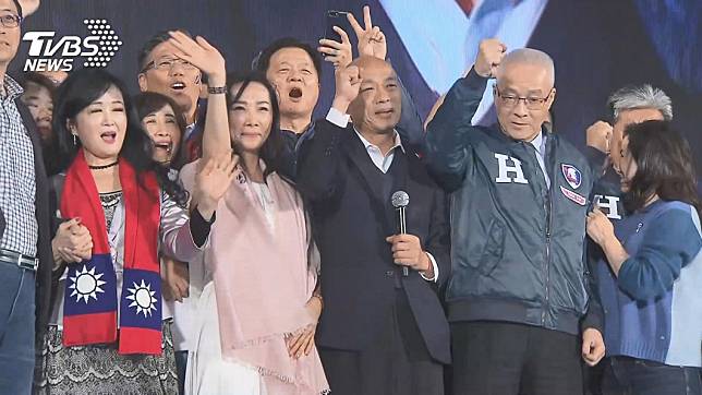 國民黨遭爆選前內部估候選人韓國瑜(中)可贏37萬票。(圖／TVBS資料照)