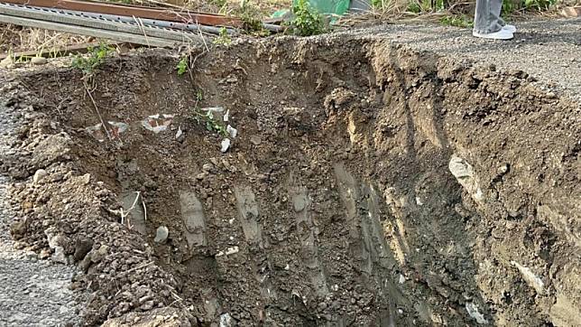 民眾黨總統候選人柯文哲新竹農地違規使用，今（22）日開挖卻發現有鋼筋、水泥塊、紅磚等建築廢棄物。 圖：翻攝卓冠廷臉書