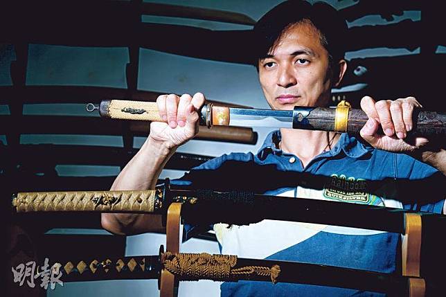 駱渭強說日本武士刀每個部件均由不同專家打造，幾百年前的製作方法流傳至今。（黃志東攝）