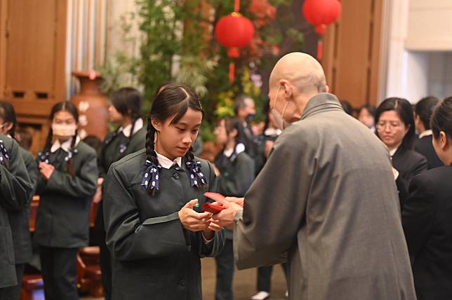 慈大附中師生與慈懿會爸爸媽媽共聚一堂，在精舍師父的引領下回顧2024的精彩、感動、歡笑與成長。