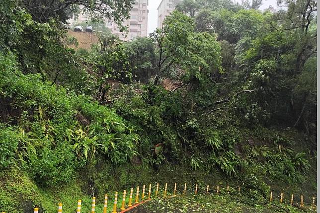 涵煙翠社區土石坍方，數量小客車後輪懸空。（民眾提供）
