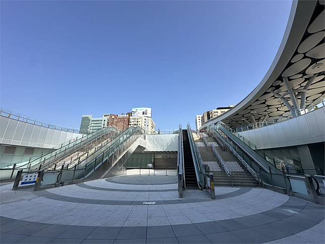 快新聞／高雄車站廣場天棚啟用　商業大樓力拚明年第一季起招商