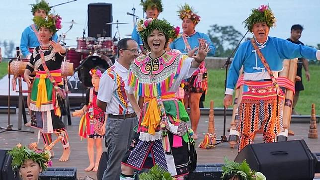 上野樹里（前）昨在台東穿著阿美族服飾參與音樂會演出。翻攝臺灣音樂館臉書