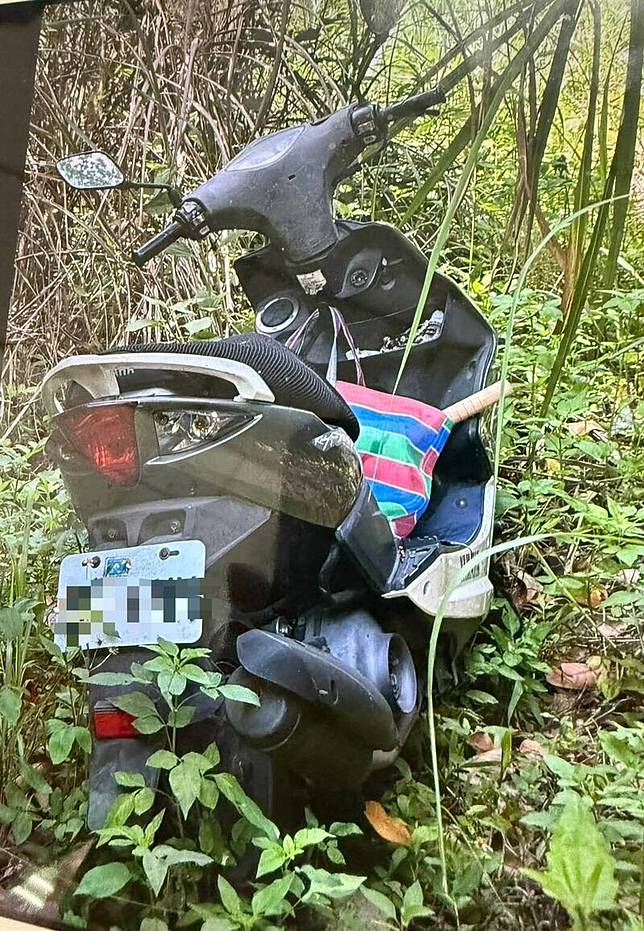 搜救人員16日尋獲李老先生的機車。(民眾提供)