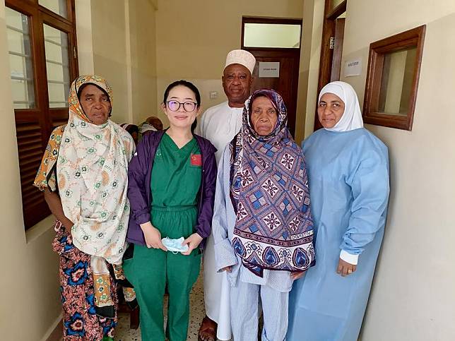 This undated photo shows Zhou Shi (2nd L, front), a member of the Chinese medical team, posing for a photo with Tuma Saidi Hamadi (2nd R, front) in Zanzibar, Tanzania. (Chinese medical team/Handout via Xinhua)