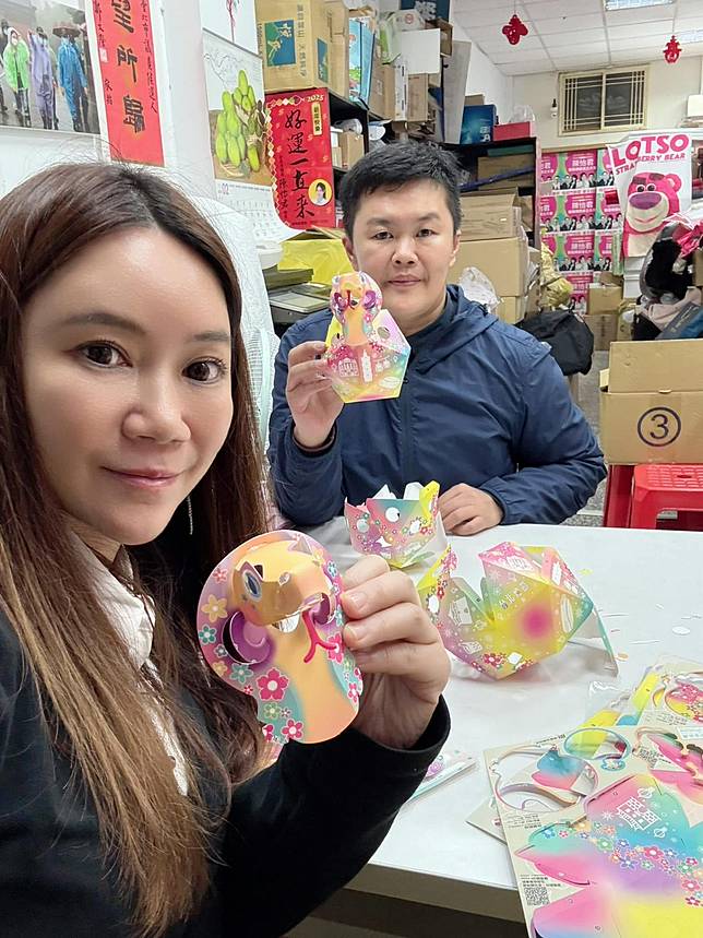 台北市議員陳怡君(左)與辦公室主任、綽號「饅頭」的張惠霖(右)