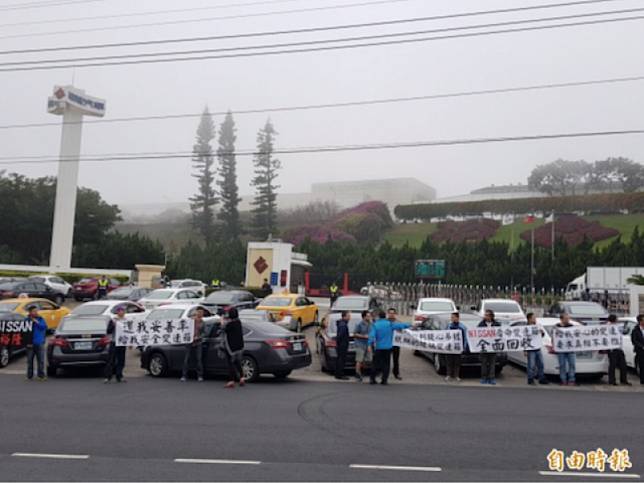 20 多輛 Super Sentra 車主，去年年底集結裕隆公司三義廠大門抗議。(記者彭健禮攝)