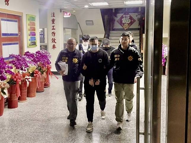 台南市警局查獲假幣商集團向被害人佯稱投資虛擬貨 幣可獲高額利潤，依指示設立錢包地址，再以明顯超 過市場行情價格向特定「假幣商」購買虛擬貨幣，藉 此牟利，並逮捕主嫌吳姓男子等8人。 （台南市警局提供） 中央社記者張榮祥台南傳真 114年1月22日