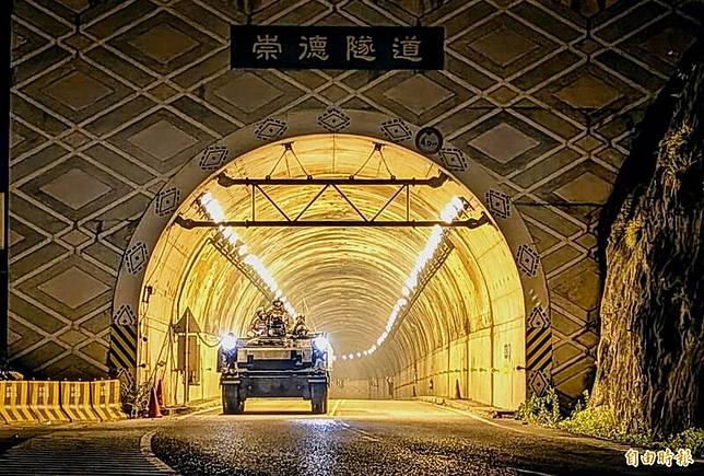 行駛在崇德隧道內的CM-21甲車。(記者游太郎攝)