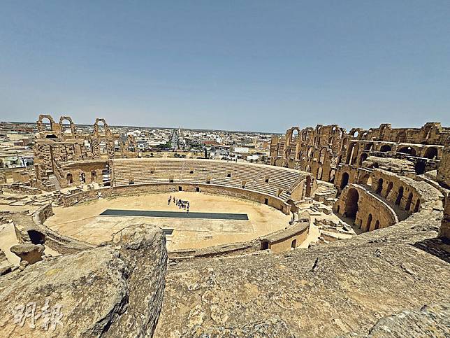 圓形露天競技場&ndash;1979年列入世遺的埃爾傑姆露天競技場（Amphitheatre of El Jem）遺址，仿照羅馬鬥獸場建造而成，是北非最大圓形露天競技場。（鄭寶華攝）