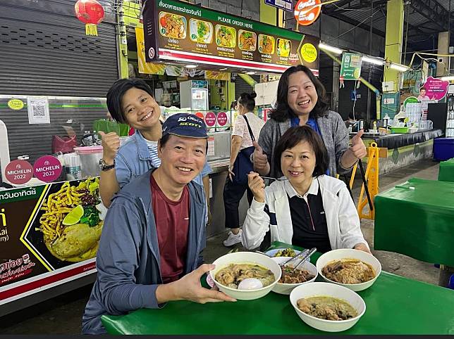 開心跟泰國政府旅遊局香港辦事處處長Naparat Vudhivad(後排左一)掃清邁米芝蓮街頭小店。(朗清心遊圖片)