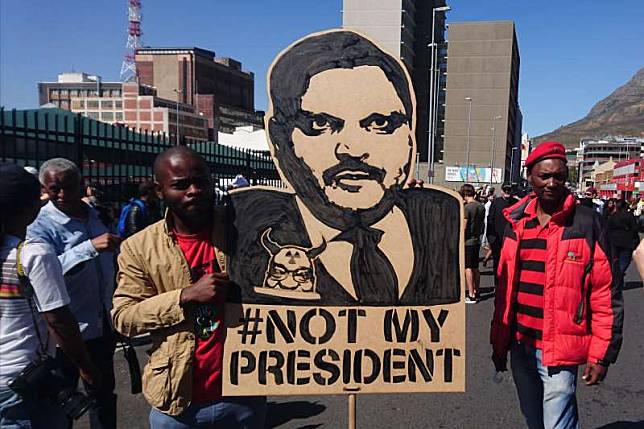 南非民眾抗議古普塔家族竊據國家資源（Discott@Wikipedia CC BY-SA 4.0）