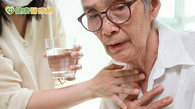 身體狀況不佳的年長者常嗆咳，食物進入氣管後引發吸入性肺炎。