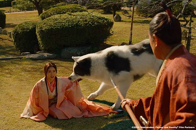 《八犬傳》中妖犬八房與演員土屋太鳳（左）有對手戲，全靠CG完成。（原創娛樂提供）