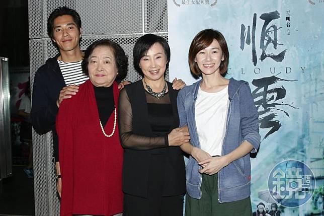 電影《順雲》首映會，藍正龍（左1）帶著周幼婷（右1）一同出席。（資料照）