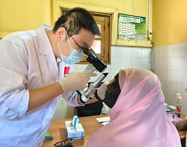 A member of the 20th batch of the Chinese medical team to Senegal checks a patient in Touba, in the central region of Diourbel, Senegal, Feb. 20, 2025. (Xinhua)