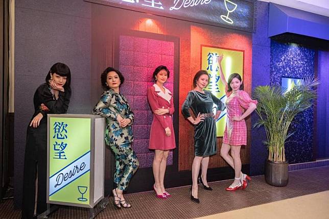 《華燈初上》透過服裝、造型、道具，呈現1988年台灣日式酒店文化。（圖／取自《江宜蓉 Cammy Chiang》FB）