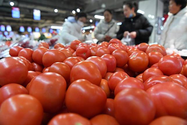 Customers select vegetables at a supermarket in Wuxi, east China's Jiangsu Province, Jan. 9, 2025. (Photo by Huan Yueliang/Xinhua)