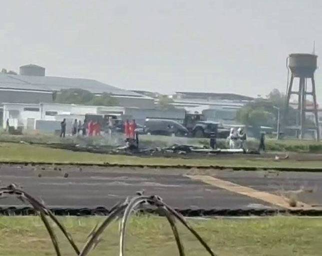 空軍T-34初級教練機失事，造成兩位中校飛行員殉職。 圖：翻攝自臉書