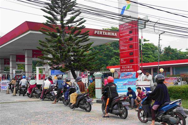 印尼部分燃油價格本月調漲30%，圖為檳港民眾趕在調漲前加油。彭博新聞