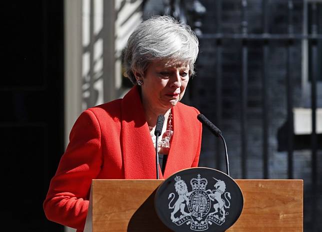 英國首相梅伊今日在唐寧街10號外發表演說，宣布自己將在6月7日辭去首相職務，她哽咽表示，能擔任英國首相，為她最愛的國家服務，是她這一生中最大的榮耀。(美聯社)