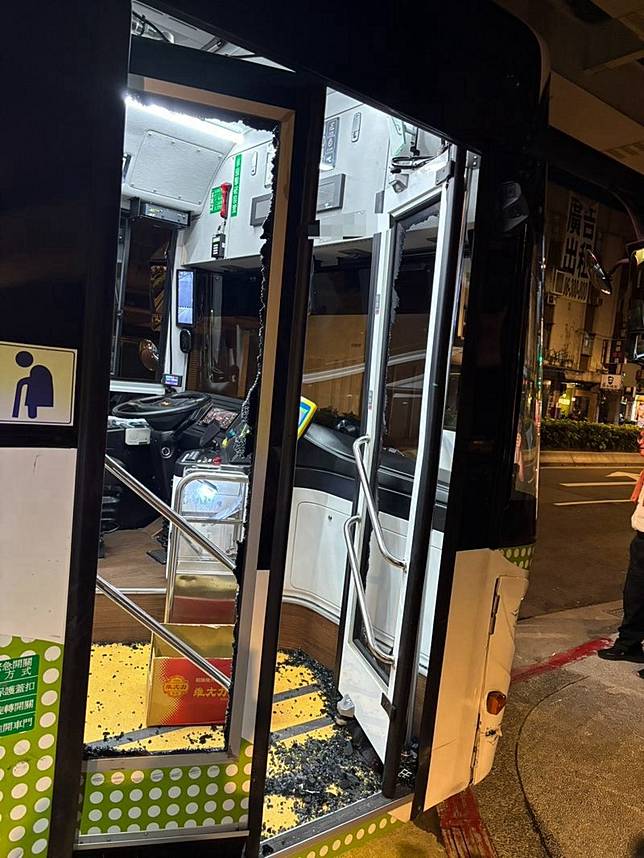 公車車門玻璃碎裂一地。翻攝畫面