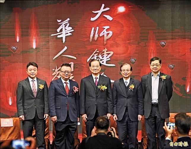 首家獲中方同意落地的台灣媒體「大師鏈」，昨於台北舉行國際記者會，國民黨前主席連戰(中)應邀出席；左二為大師鏈總裁莊立平。(記者羅沛德攝)
