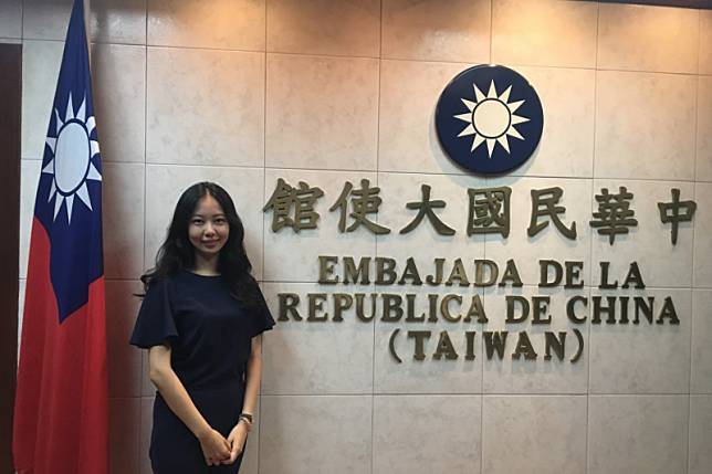 台大外文系學生黃慧滋在台灣駐巴拿馬大使館拍照留念，而今此館已不復存在。（黃慧滋提供）